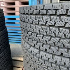 【美品】大型トラック低床用　スタッドレスタイヤ　8本セットの画像