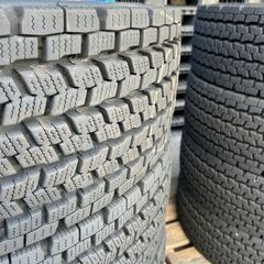 【美品】大型トラック低床用　スタッドレスタイヤ　8本セットの画像