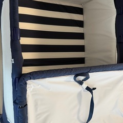 KATOJI カトージ ポータブルベビーベッド おむつ替えテーブル付（ネイビーブルー）の画像