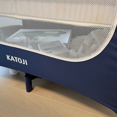 KATOJI カトージ ポータブルベビーベッド おむつ替えテーブル付（ネイビーブルー）の画像