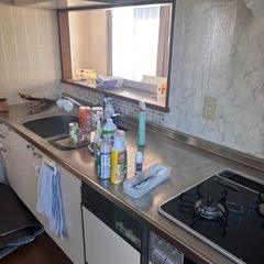 キッチンシンク、コンロ、食洗機の画像
