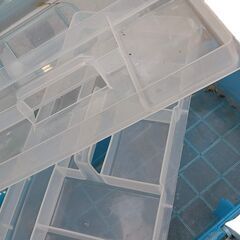 3層構造のプラスチック製収納ボックス と ダイソー プラケース（どちらも釣りやキャンプ　屋外での使用）の画像