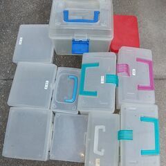 3層構造のプラスチック製収納ボックス と ダイソー プラケース（どちらも釣りやキャンプ　屋外での使用）の画像