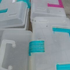 3層構造のプラスチック製収納ボックス と ダイソー プラケース（どちらも釣りやキャンプ　屋外での使用）の画像