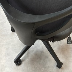 無印良品 ワーキングアームチェア 背メッシュ (2023)の画像