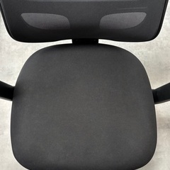 無印良品 ワーキングアームチェア 背メッシュ (2023)の画像