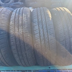 ホイール付きたタイヤの画像