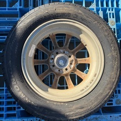 ホイール付きたタイヤの画像