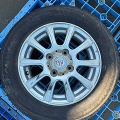 ホイール付きたタイヤの画像