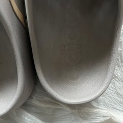 adidas スリッパ 差し上げます！の画像