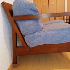 木目調の2人掛け用ソファ（福岡市内無料配送）の画像