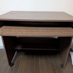 条件付き無料　キャスター付きのオフィスチェアとパソコン机の画像