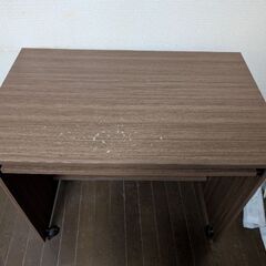条件付き無料　キャスター付きのオフィスチェアとパソコン机の画像