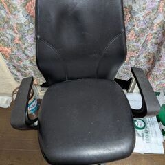 条件付き無料　キャスター付きのオフィスチェアとパソコン机の画像