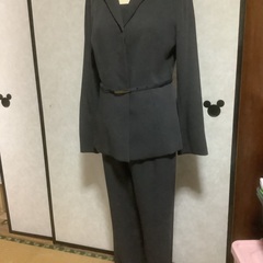13号、グレーのスーツです。の画像