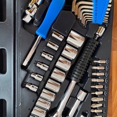 電気ドライバー、レンチセット、工具等の画像