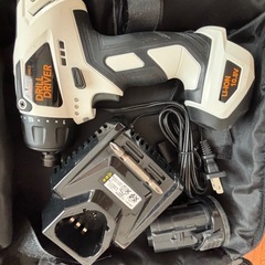 電気ドライバー、レンチセット、工具等の画像