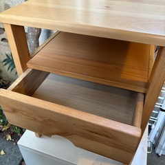 電源付きナイトテーブル　ベッドサイトテーブル　木製の画像