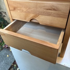 電源付きナイトテーブル　ベッドサイトテーブル　木製の画像