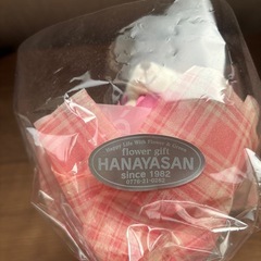 造花ブーケとスヌーピーの空箱の画像