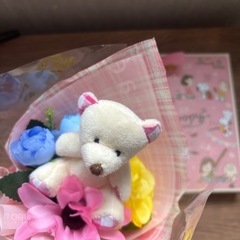 造花ブーケとスヌーピーの空箱の画像