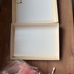 造花ブーケとスヌーピーの空箱の画像