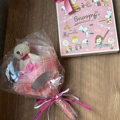 造花ブーケとスヌーピーの空箱の画像