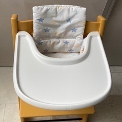 ストッケ トリップトラップ　ハイチェア 　テーブル付き　クッション付きの画像