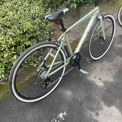 リサイクルショップどりーむ天保山店　No570 クロスバイク　HILAND　定価２．６万円　オシャレなオリーブカラー🎵　太めのタイヤで安定感しっかり♪　状態綺麗です🎵　軽量アルミフレーム　ギア切替６段変速　の画像