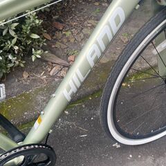 リサイクルショップどりーむ天保山店　No570 クロスバイク　HILAND　定価２．６万円　オシャレなオリーブカラー🎵　太めのタイヤで安定感しっかり♪　状態綺麗です🎵　軽量アルミフレーム　ギア切替６段変速　の画像