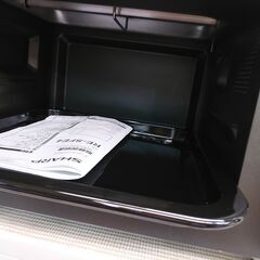 3か月間保証☆配達有り！11000円(税込）シャープ オーブンレンジ 庫内フラット 角皿付 2024年製の画像