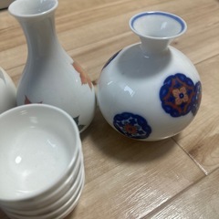 酒用のボトルとグラスの画像