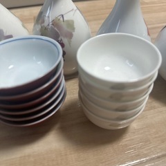 酒用のボトルとグラスの画像