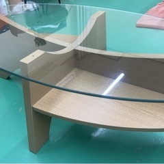 ガラスダイニングテーブルの画像