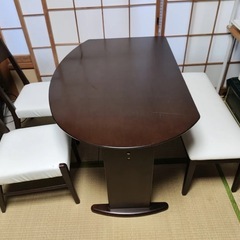 ダイニングテーブルの画像