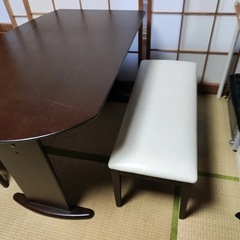 ダイニングテーブルの画像