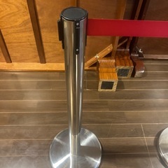 【美品】ステンレス製ベルトパーテーション 2本セット／屋内使用／赤ベルトの画像