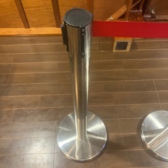 【美品】ステンレス製ベルトパーテーション 2本セット／屋内使用／赤ベルトの画像