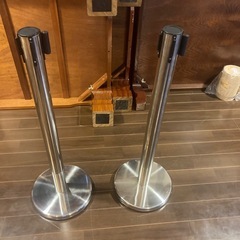 【美品】ステンレス製ベルトパーテーション 2本セット／屋内使用／赤ベルトの画像