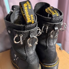 ドクターマーチン　ピアス　8タイブーツ　UK5（24.5）の画像