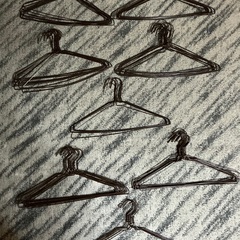 茶色のワイヤーハンガー70本　少しだけ形の違う2種類です。の画像