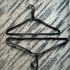 茶色の滑り止めワイヤーハンガー8本と、黒のワイヤーハンガー10本の画像