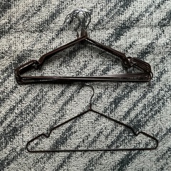 茶色の滑り止めワイヤーハンガー8本と、黒のワイヤーハンガー10本の画像