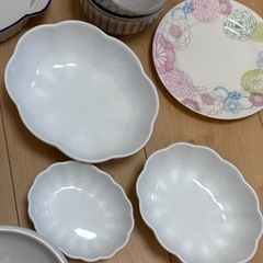色々なお皿たくさん17枚の画像