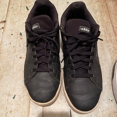 adidas スニーカーの画像