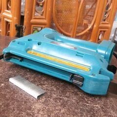 makita 9.6V 電池タッカー T422D コードレス 充電器 バッテリ1個付き 肩幅4mm 充電式タッカ 電動工具 DIY マキタ 札幌市 屯田店の画像