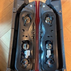 200系ハイエース　純正テールランプの画像
