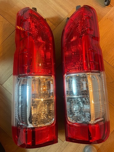 200系ハイエース純正テールランプ (an) 堺東の外装、車外用品の中古