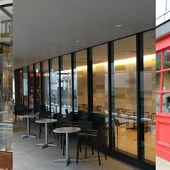 街並みをつくる【店舗サッシ施工】のお仕事です。AIに代替されない「専門技能」を身に着けて活躍しませんか？の画像