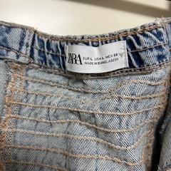 ザラ　TRFオフショルダーデニムジャンプスーツベアトップのデニムジャンプスーツの画像